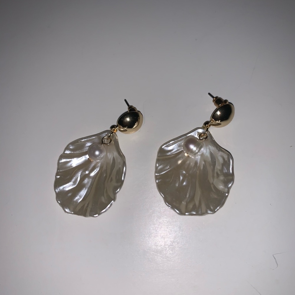 Seashell pearl earrings